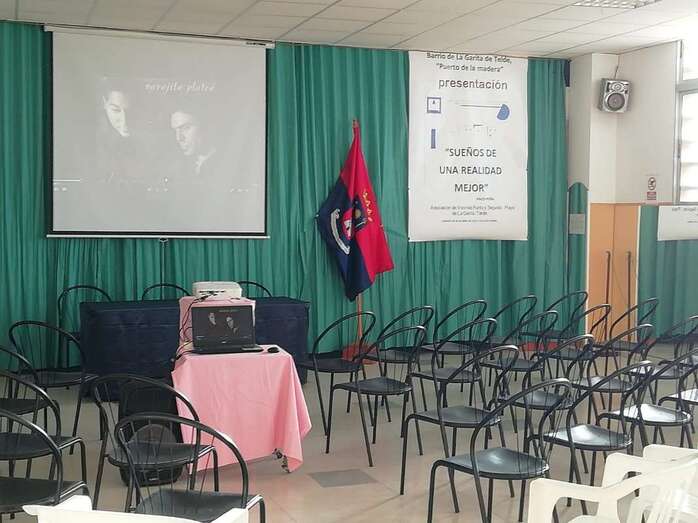 Salón de actos del local social ya preparado para el acto de este sábado/TA.